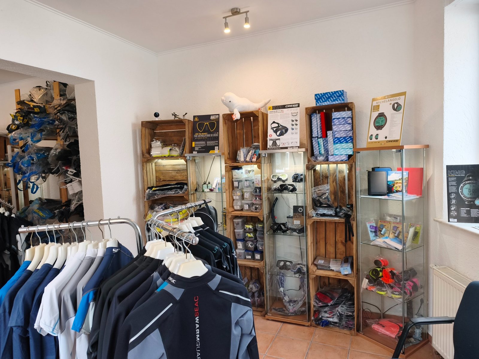 Innenraum von Das-Tauch-Atelier mit Masken, Zubehör, Neopren und Tauchausrüstung in Mainz