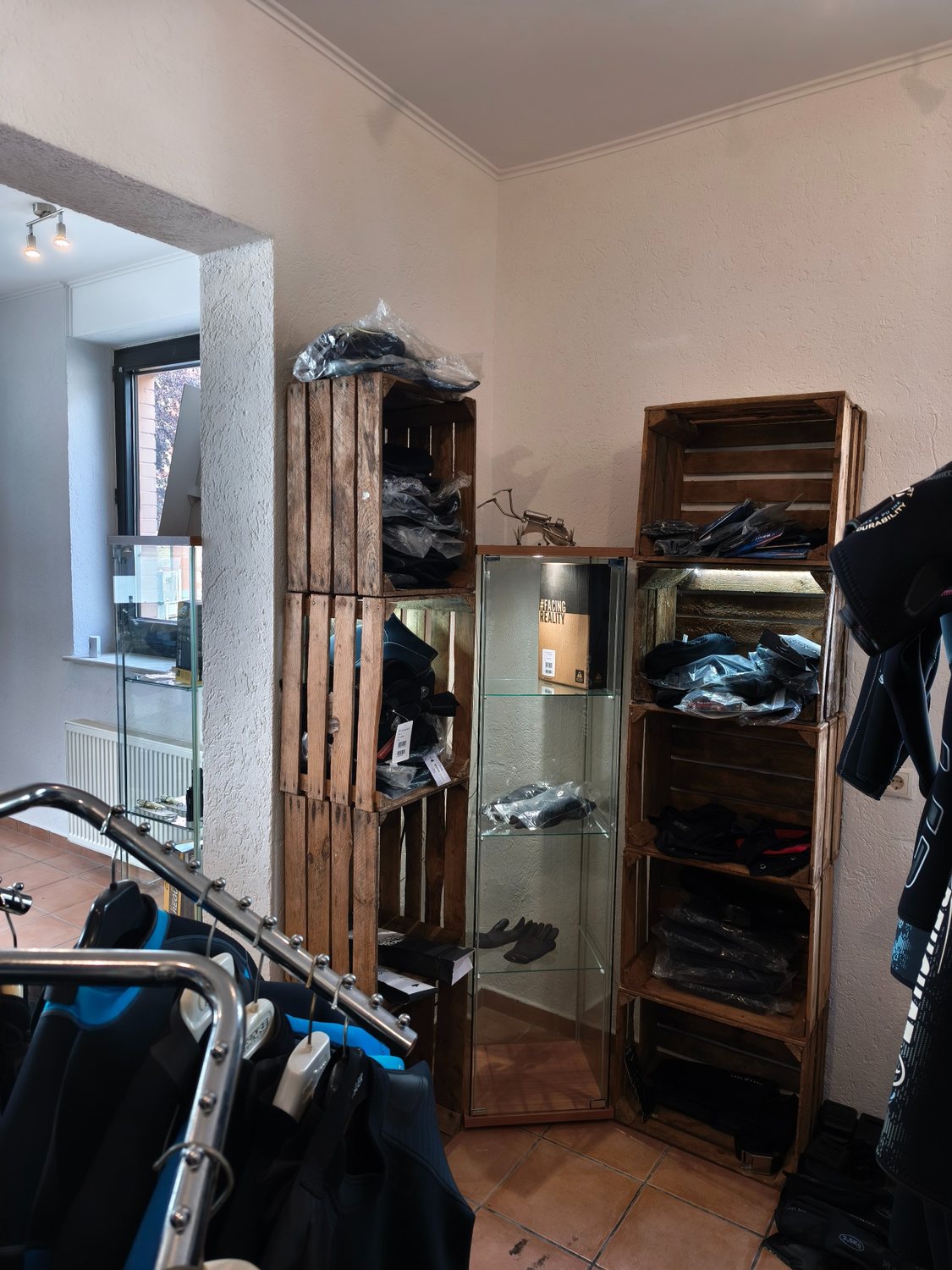 Neoprenanzüge und Ausrüstung zur Anprobe und Beratung im Tauchladen Das-Tauch-Atelier