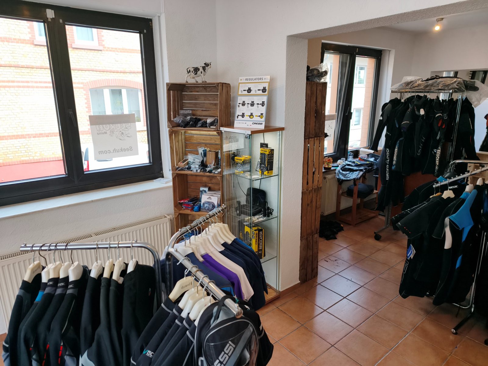 Innenansicht von Das-Tauch-Atelier mit Tauchausrüstung, Neoprenanzügen und Beratungsbereich in Mainz